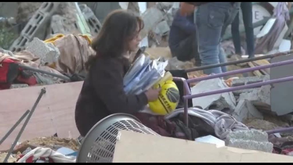 gli-abitanti-cercano-vittime-e-oggetti-dopo-bombardamento-su-rafah